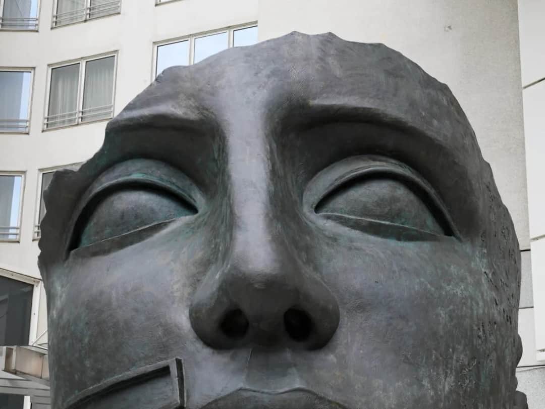 Ikaria Igora Mitoraja: dlaczego ta rzeźba wciąż fascynuje?