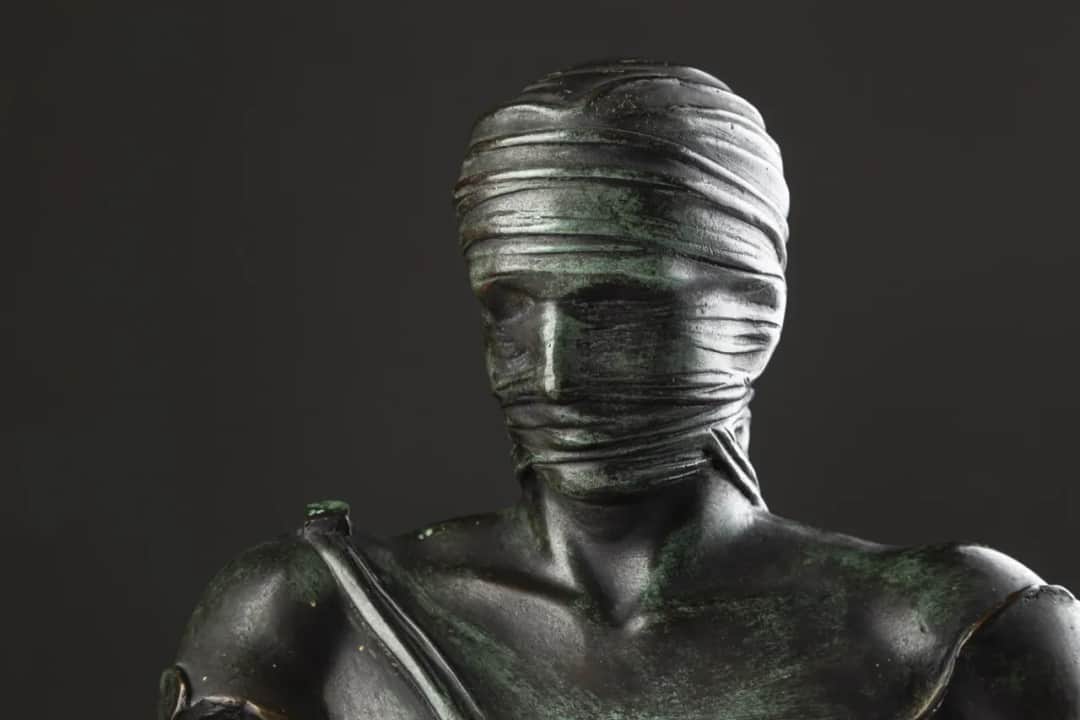 Igor Mitoraj: Spękane piękno, symbolika i gdzie zobaczysz rzeźby?