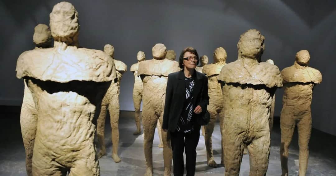 Magdalena Abakanowicz: rzeźby, które zmieniły świat sztuki. Poznaj je!