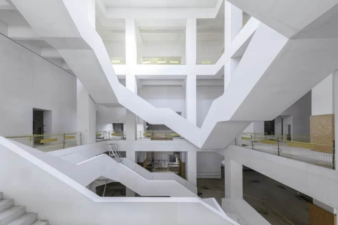 Muzeum Sztuki Nowoczesnej: Przewodnik po nowej siedzibie w Warszawie